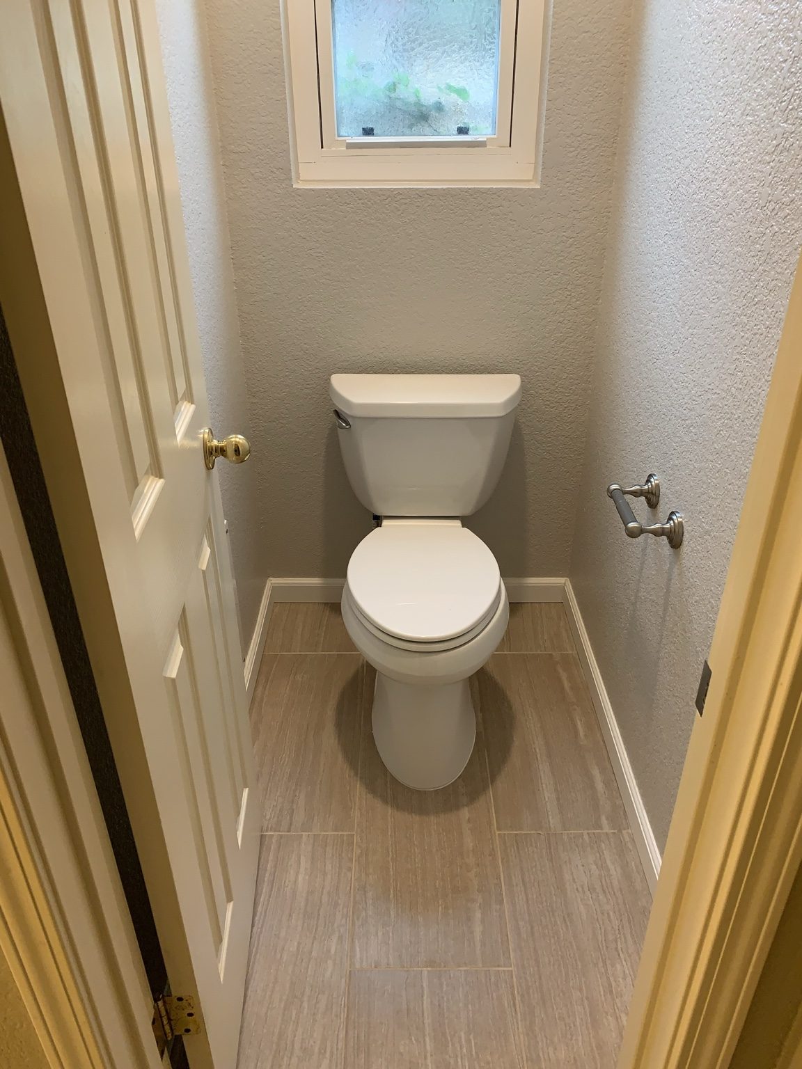 Powder room toilet & tile